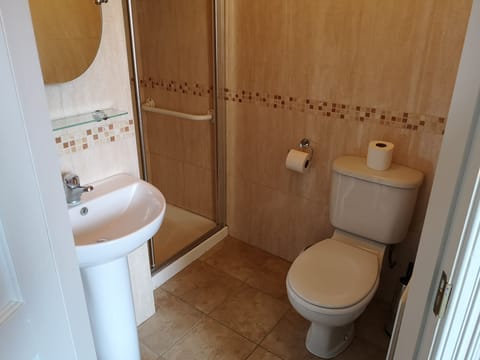 Standard Double Room, Accessible, Ensuite | Bathroom | Towels