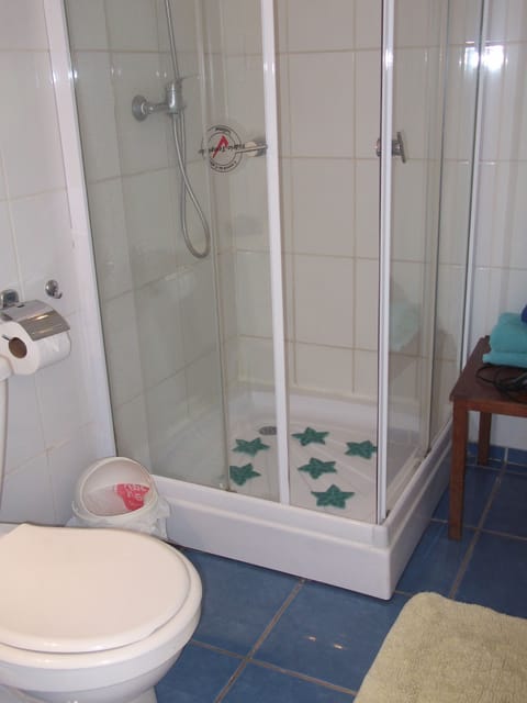 Standard Double Room, 1 Double Bed | Bathroom | Free toiletries, hair dryer, towels