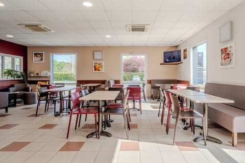 Daily buffet breakfast (EUR 9.90 per person)