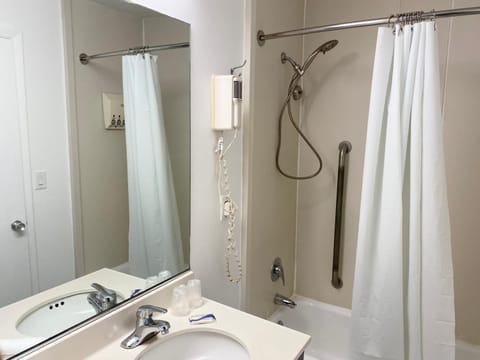 Combined shower/tub, free toiletries, hair dryer, towels