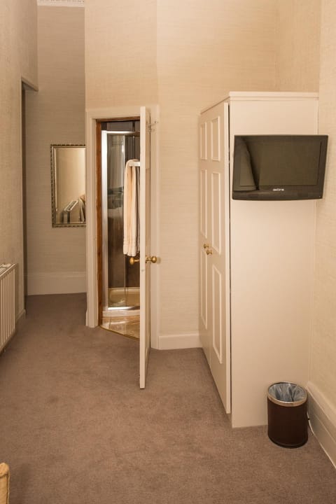 Twin Room, 2 Twin Beds, Ensuite | In-room safe, iron/ironing board, free WiFi, bed sheets