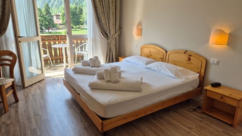 Double or Twin Room | Hypo-allergenic bedding, down comforters, in-room safe, desk