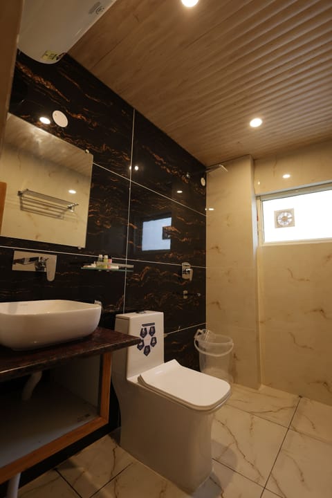 Deluxe Room | Bathroom | Shower, rainfall showerhead, free toiletries, towels