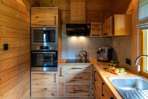 Cabin (Domek  5) | Private kitchen | Stovetop, espresso maker, electric kettle, cookware/dishes/utensils