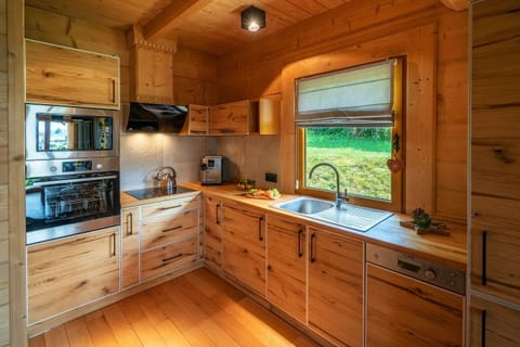 Cabin (Domek  5) | Private kitchen | Stovetop, espresso maker, electric kettle, cookware/dishes/utensils