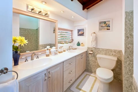 Villa, 3 Bedrooms | Bathroom | Hair dryer, towels