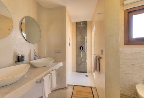 Luxury Suite | Bathroom | Shower, hair dryer, bathrobes, bidet