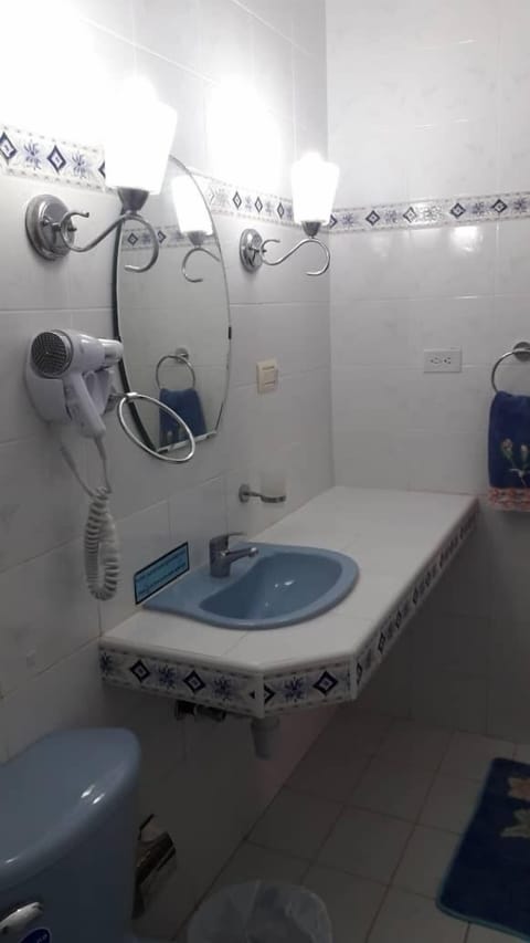 Comfort Apartment (Apartamento Chico) | Bathroom | Shower, towels