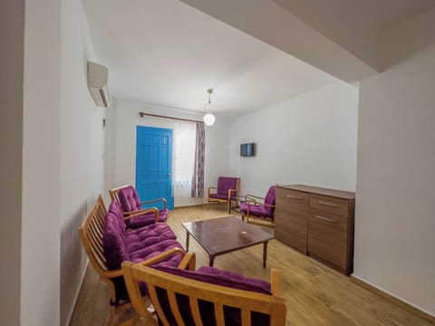 SUIT A | Living room | 55-cm LCD TV with satellite channels, TV, table tennis