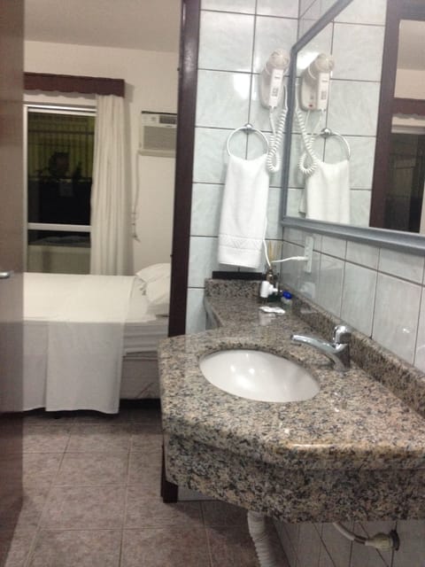 Luxury Quadruple Room | Bathroom | Shower, rainfall showerhead, free toiletries, hair dryer