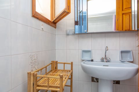 Apartment, 2 Bedrooms, Smoking, Balcony | Bathroom | Hair dryer, towels, soap, shampoo