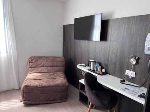 Individually decorated, individually furnished, desk, soundproofing