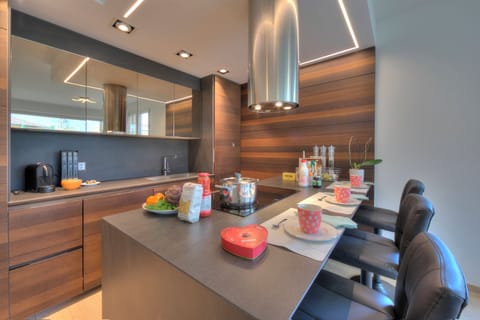 Family Apartment, 3 Bedrooms, 2 Bathrooms (Rebecca Garden) | Dining room