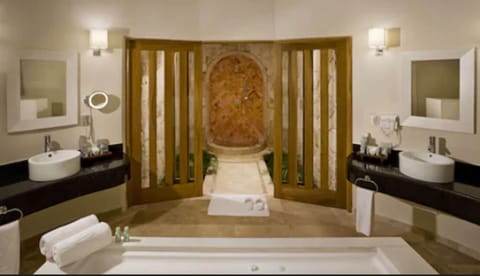 Suite with Jacuzzi and Outdoor Shower | Bathroom | Free toiletries, hair dryer, towels