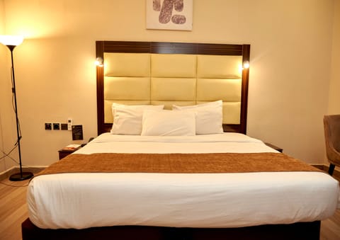 Deluxe Double or Twin Room | In-room safe, desk, laptop workspace, iron/ironing board