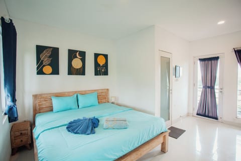 King Bed Room with Sea View | Free WiFi