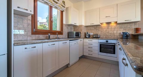 Villa, 3 Bedrooms | Private kitchen | Fridge, microwave, oven, stovetop