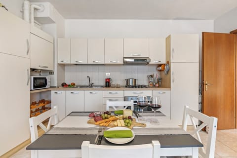 Full-size fridge, microwave, oven, stovetop