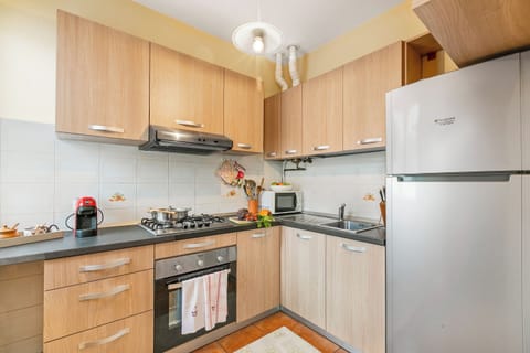 Full-size fridge, microwave, oven, stovetop