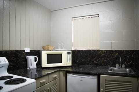 Superior Room | Private kitchen | Fridge, oven, stovetop, coffee/tea maker