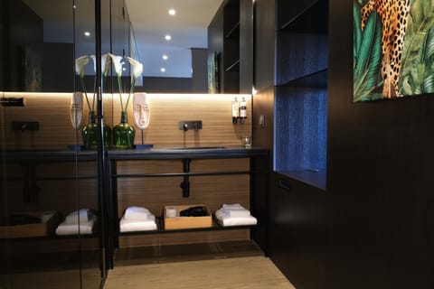 Junior Suite | Bathroom | Designer toiletries, hair dryer, bathrobes, slippers