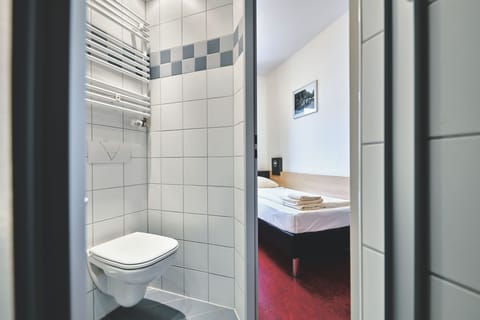 Deluxe Single Room, Private Bathroom | Hypo-allergenic bedding, memory foam beds, desk, free WiFi