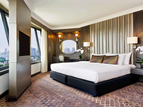 Grand Suite, 1 King Bed (Business Lounge Access) | Premium bedding, in-room safe, desk, laptop workspace