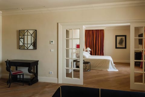 Suite | Minibar, in-room safe, desk, blackout drapes