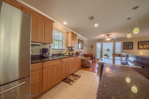 House, 1 Bedroom | Private kitchen | Fridge, microwave, oven, stovetop