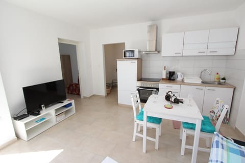 Apartment, 1 Bedroom | Private kitchen | Fridge, microwave, oven, stovetop