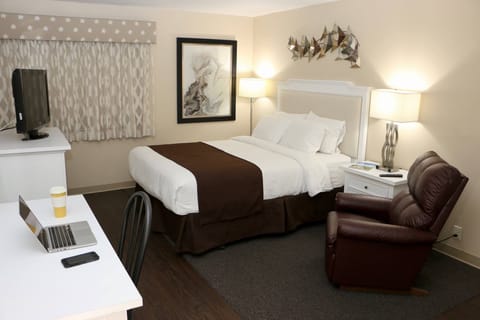 Deluxe Studio Suite, 1 Queen Bed | Blackout drapes, iron/ironing board, free WiFi, bed sheets