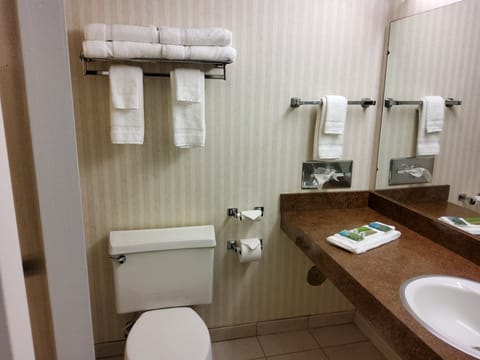 Combined shower/tub, towels