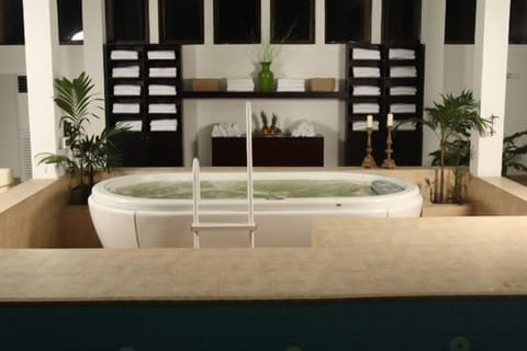 Indoor spa tub