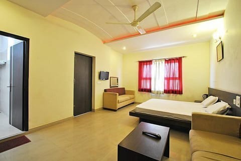 Super Deluxe Room | Down comforters, individually decorated, individually furnished, desk