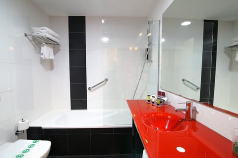 Standard Double Room, 1 Double or 2 Twin Beds | Bathroom | Shower, free toiletries, hair dryer, towels