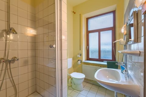 Premium Apartment, 2 Bedrooms, Accessible, Non Smoking | Bathroom | Shower, hair dryer, towels