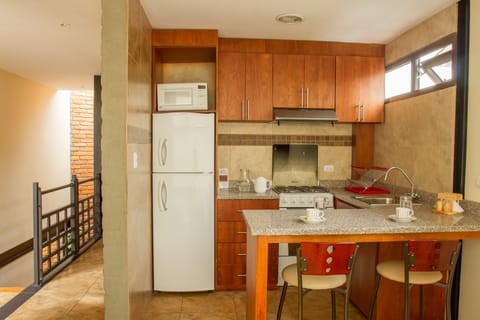 Premium Studio Suite, 1 Bedroom, Refrigerator & Microwave, Courtyard Area | Private kitchen | Microwave, coffee/tea maker, cookware/dishes/utensils