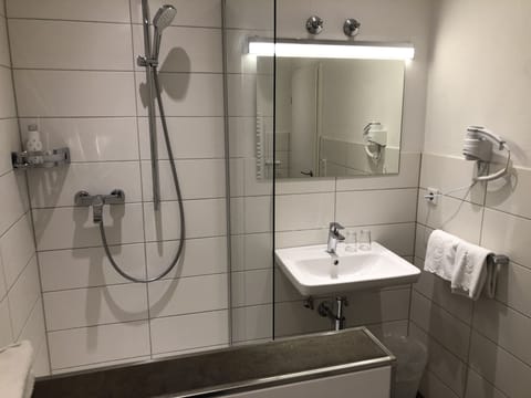 Shower, free toiletries, hair dryer, towels