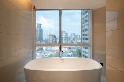 Executive Suite Room | Bathroom | Shower, designer toiletries, bathrobes, slippers