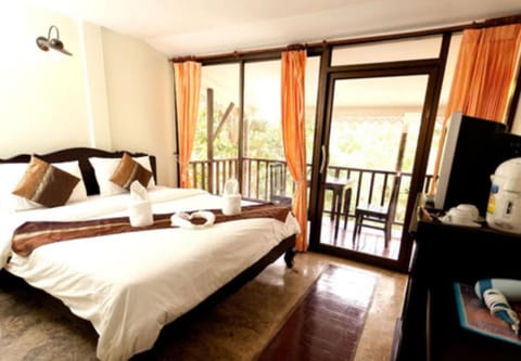 SSP Hillside Zone | Minibar, in-room safe, individually decorated, individually furnished