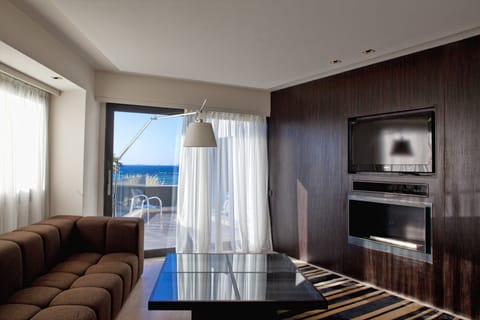 Deluxe Suite, Sea View | Premium bedding, minibar, in-room safe, desk