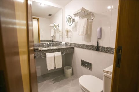 Standard Room, 2 Twin Beds | Bathroom | Shower, rainfall showerhead, free toiletries, hair dryer