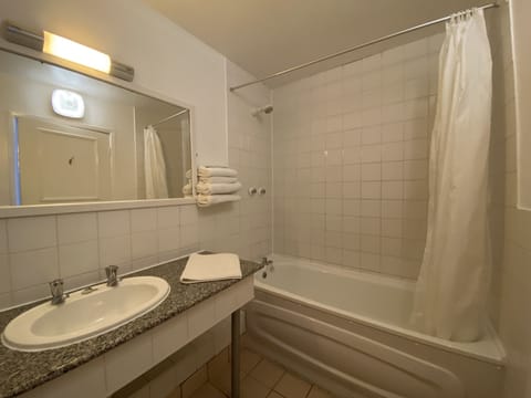 Superior Twin Room | Bathroom | Combined shower/tub, deep soaking tub, free toiletries, hair dryer