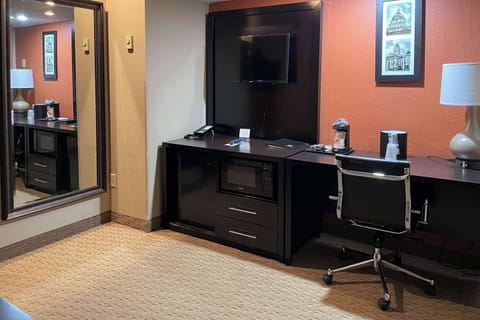 Suite, 1 King Bed, Non Smoking | Premium bedding, in-room safe, desk, iron/ironing board