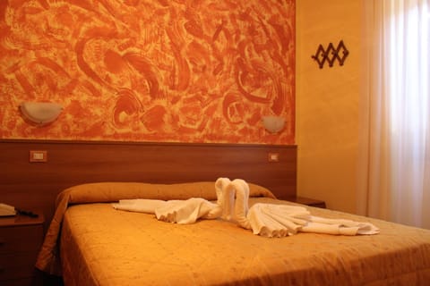 Classic Double Room | In-room safe, desk, free WiFi, bed sheets