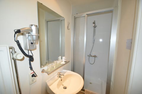 Twin Room | Bathroom | Shower, free toiletries, hair dryer, towels