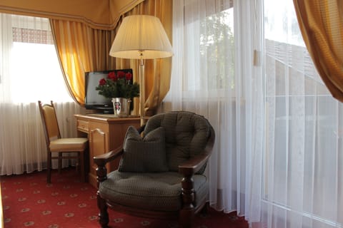 Junior Suite | In-room safe, desk, laptop workspace, blackout drapes