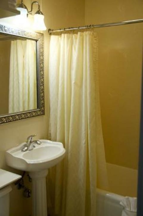 Combined shower/tub, hair dryer, towels