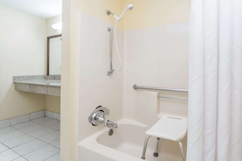 Combined shower/tub, hair dryer, towels