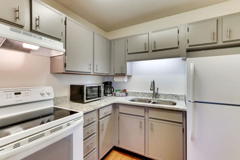 Studio Suite, 1 King Bed | Private kitchen | Full-size fridge, microwave, oven, stovetop